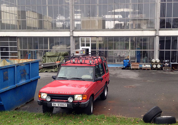 ​Land Rover Discovery 1 300 TDi in a machine park.
