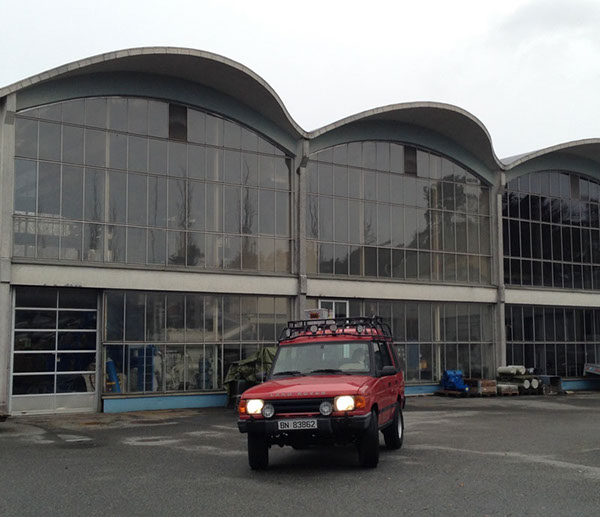 Land Rover Discovery 1 300 TDi leaving the machine park.
