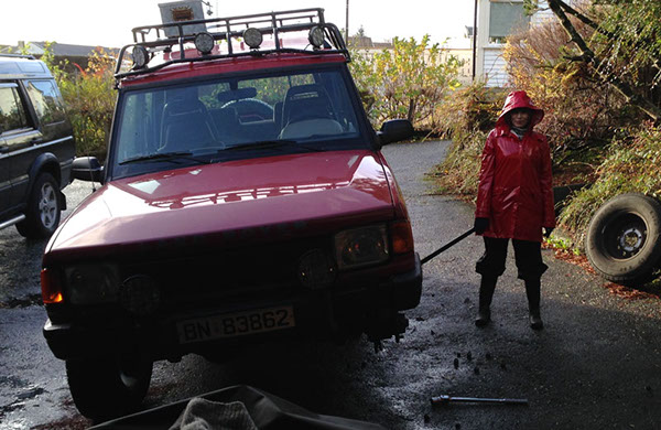 Land Rover Discovery 300 TDi wheel change.