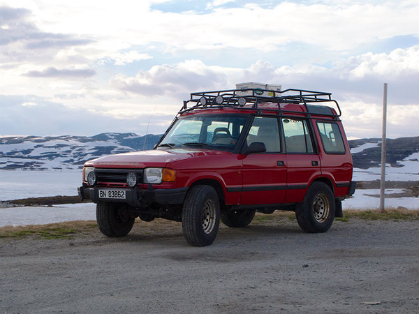 ​Land Rover Discovery 1 300 TDi resting at Hardangervidda, Norway.