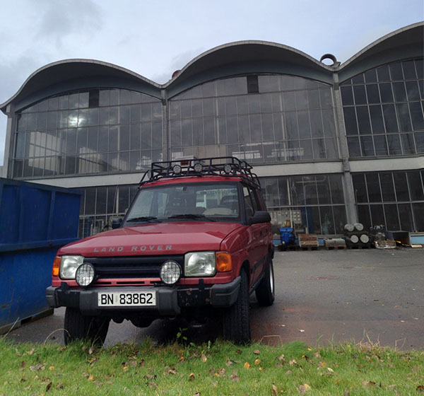 Land Rover Discovery 1 300 TDi in front of Machine Hall.